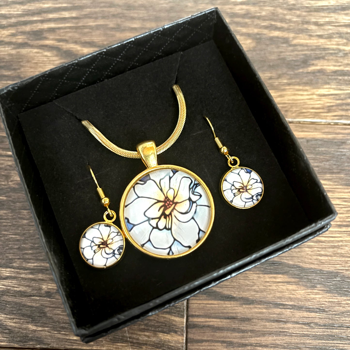 White Begonia Circle Gold Jewellery Set